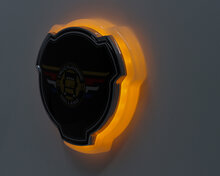 oranje Scania embleem logo verlicht op grill